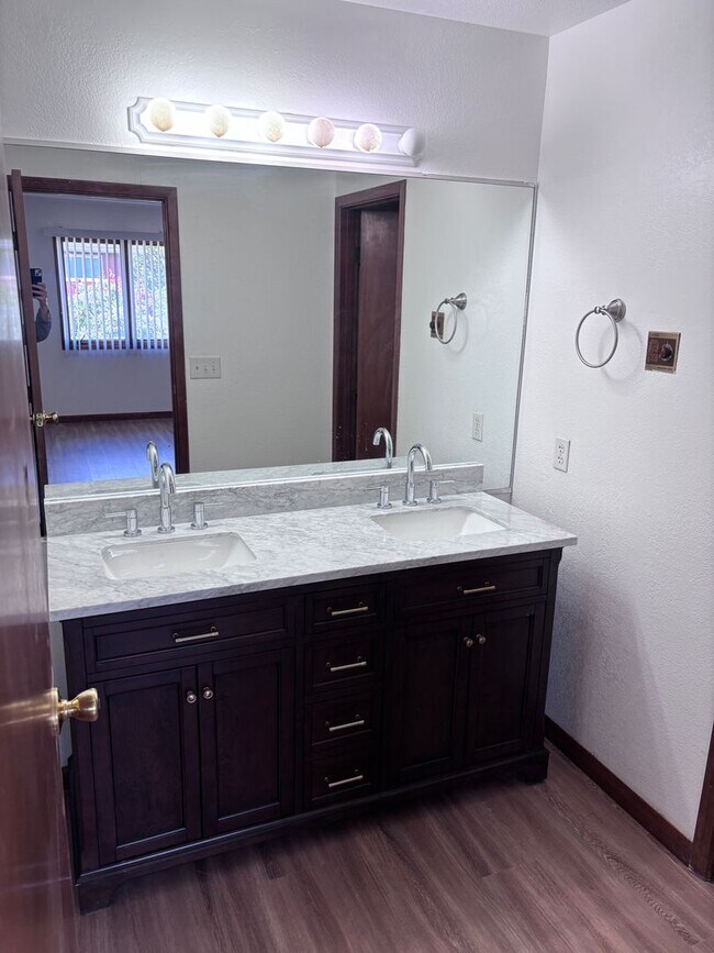 Building Photo - Newly Updated 4 Bedroom East Anchorage Home!