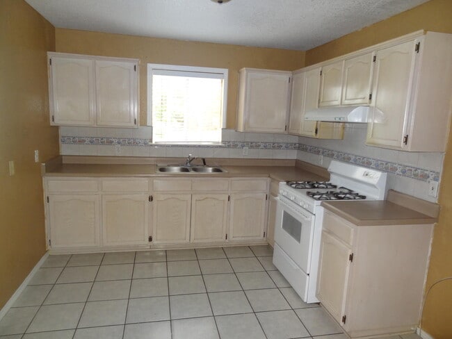 Building Photo - 121 Pendale Rd