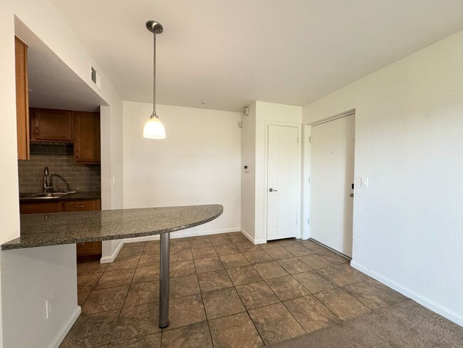 Building Photo - 2ND FLOOR ONE BEDROOM CONDO W WALK IN CLOS...