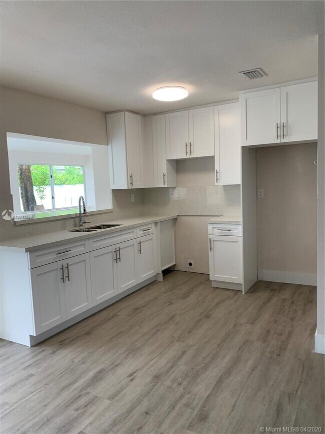 Building Photo - 10111 Dominican Dr
