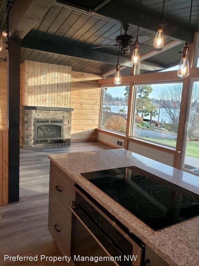 Building Photo - 2 br, 1 bath House - 11403 N. Lakeshore Dr