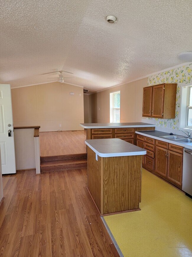 Foto del edificio - Bright 3-Bed, 2-Bath Home with Yard in 55+...
