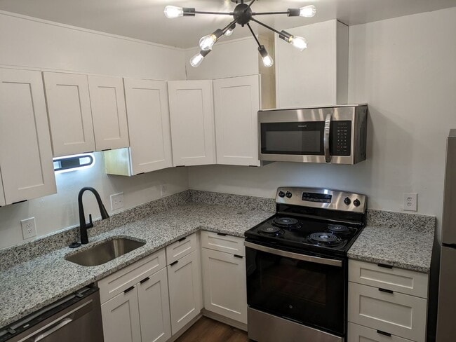 New Cabinets & Granite - 2736 Gatewood Cir Townhome