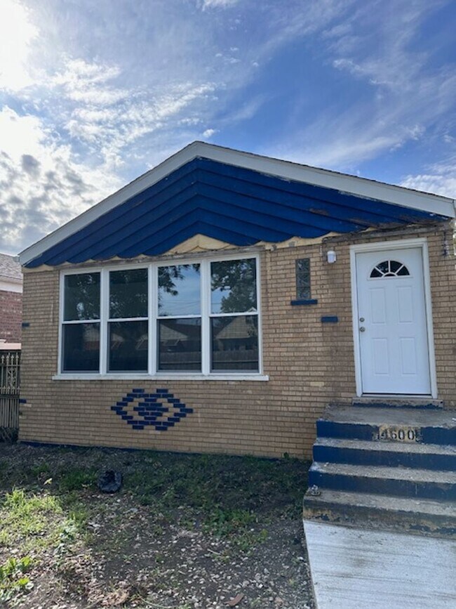 Building Photo - 4600 S La Crosse Ave
