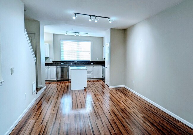 Building Photo - Spacious 2 Bedroom Townhome North Lynnwood