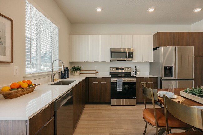 Foto del edificio - Rise Townhomes