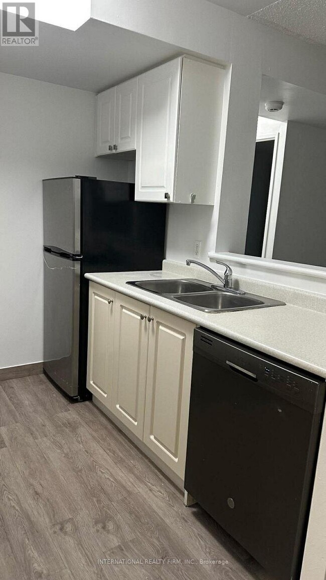 Photo du bâtiment - 8 Lee Centre Dr