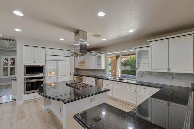 Building Photo - GUARD GATED QUEENSRIDGE! 4BD/4BA POOL/SPA!