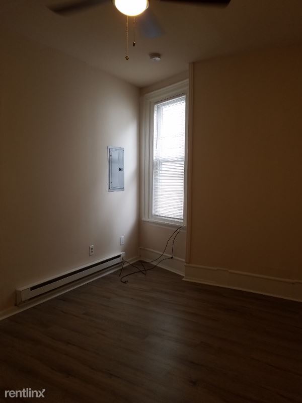 Building Photo - 431 E Walnut Ln