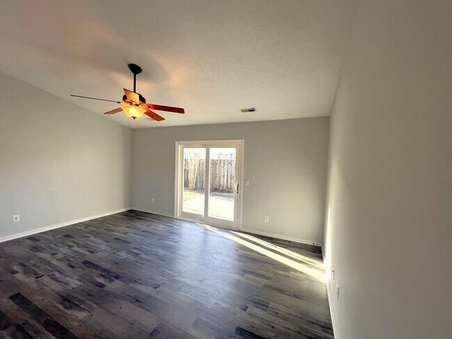 Building Photo - 3 BR/2bath/Carport/Fenced Yard/ No carpet ...