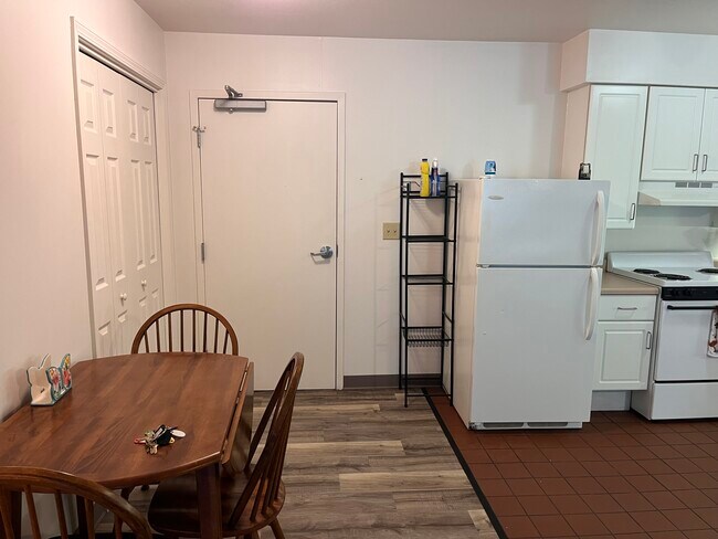 Comedor - 223 S Camp Ave