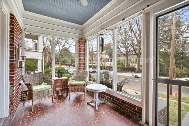 Photo - 939 Euclid Ave NE House