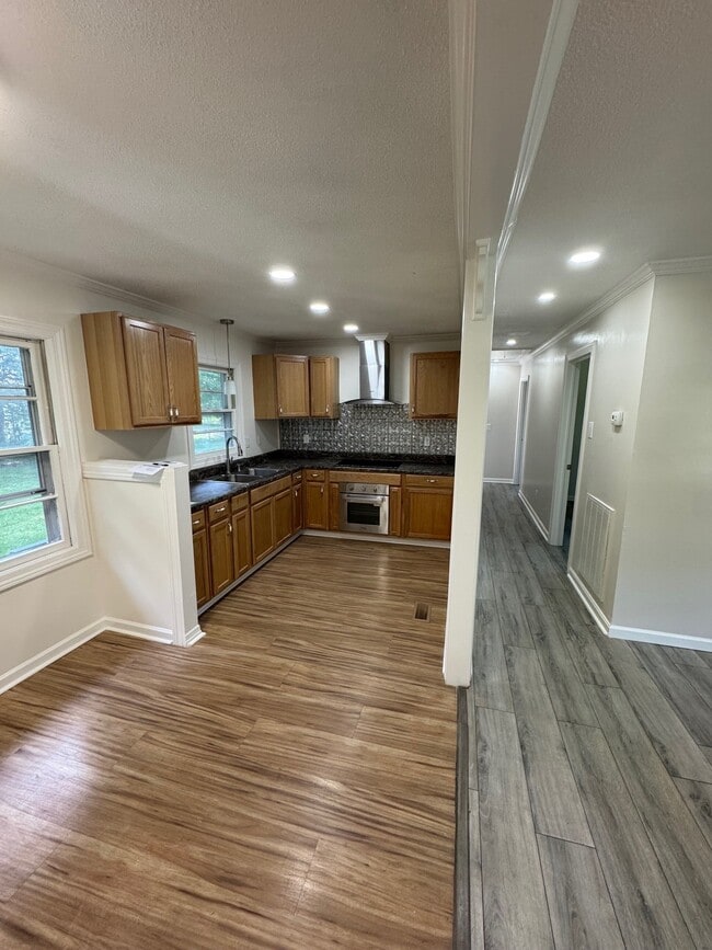 Building Photo - 1104 Elmgrove Ave