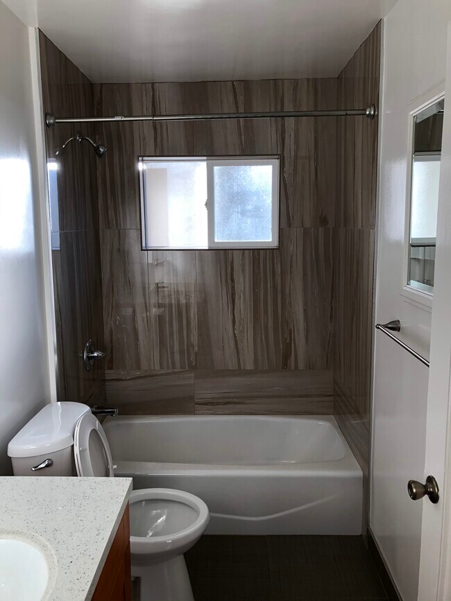 Bathroom - 1352 Valota Rd