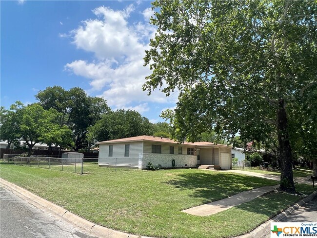 Building Photo - 208 Easy St