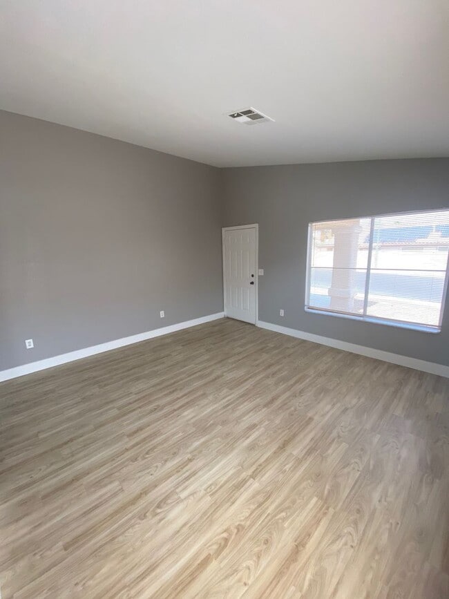 Foto del edificio - 127 Newburg Ave