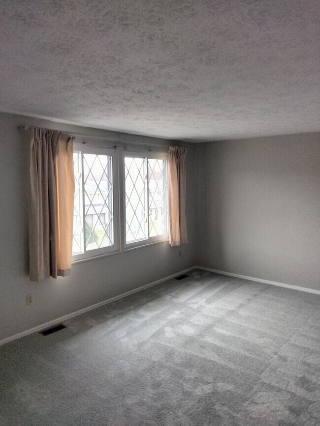 Foto del edificio - Spacious 3 Bed/1.5 Bath Townhouse