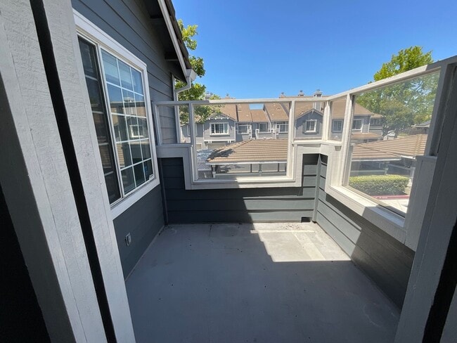 Foto del edificio - Modern Comfort in Prime Fremont Location –...