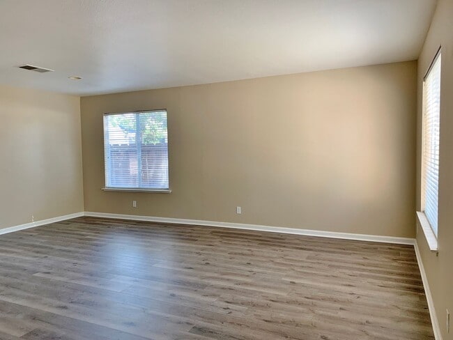 Building Photo - 4 Bedroom Home in Hollister  - No App Fee