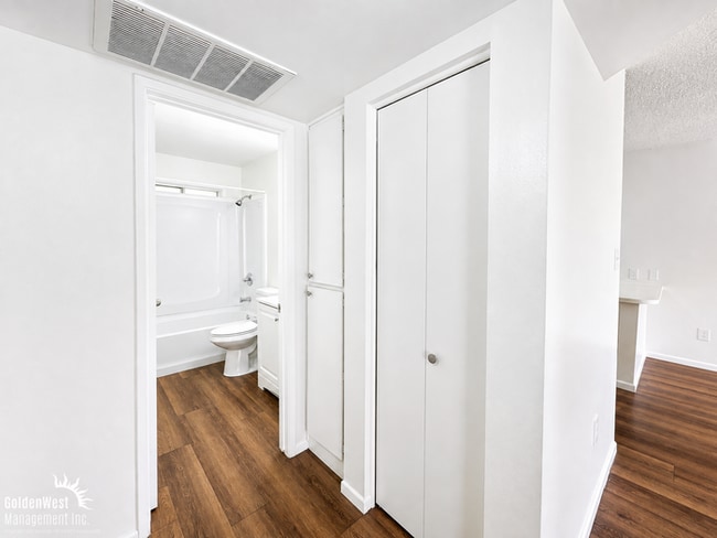 Building Photo - Updated 2Bdm 1Ba Apartment with Private Patio in Central Phoenix! -MI Special.