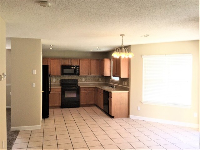 Foto del edificio - 9135 Simonton Dr
