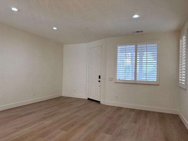 Building Photo - Amazing 5 bedroom home for rent in North Fontana