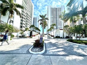 Building Photo - 1904 S Ocean Dr