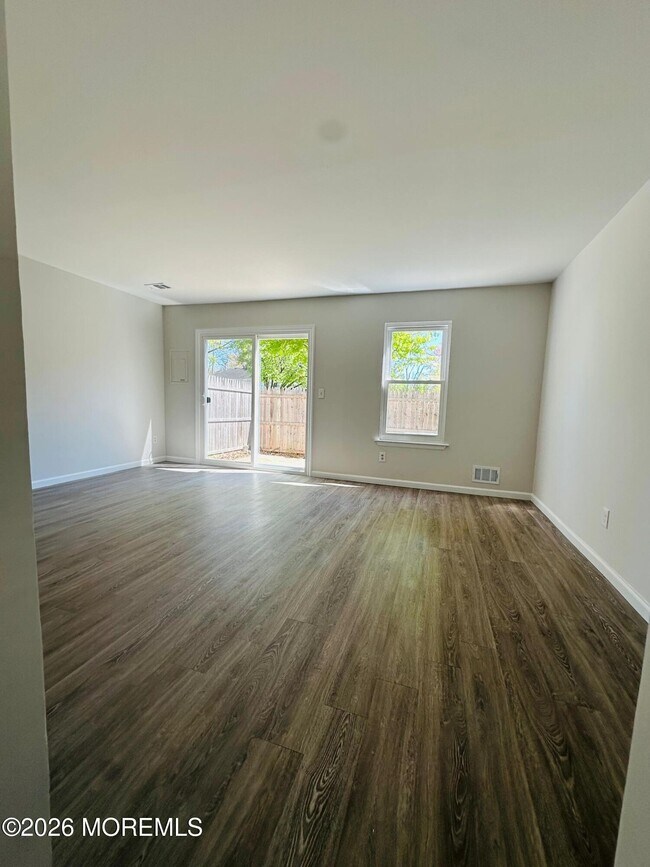 Foto del edificio - 402 Woodlake Manor Dr
