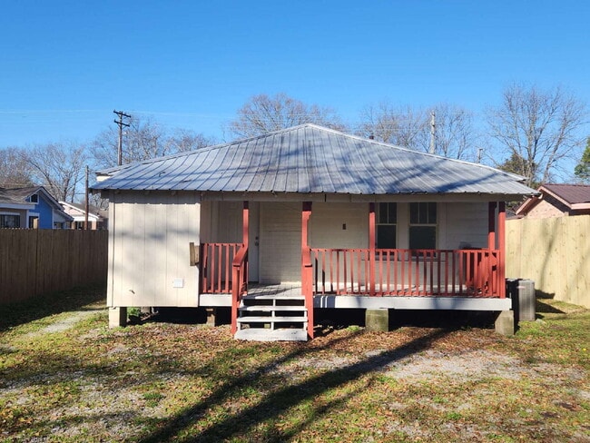 Foto del edificio - Total-Privacy Property: 3 Bedroom with Big Backyard