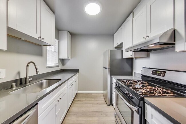 Building Photo - Pet Friendly Quiet Oasis w/Parking Include...