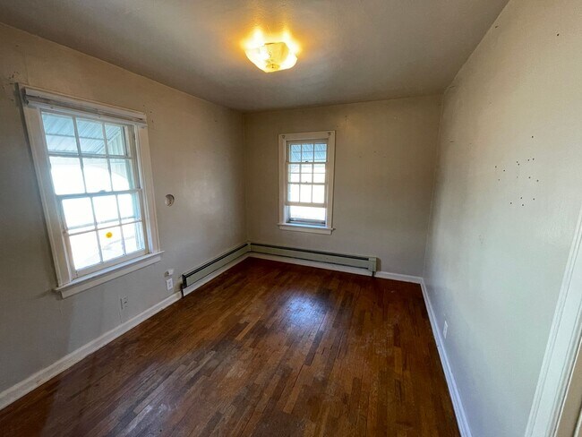 Building Photo - Centrally Located 3 bedroom home *Section ...