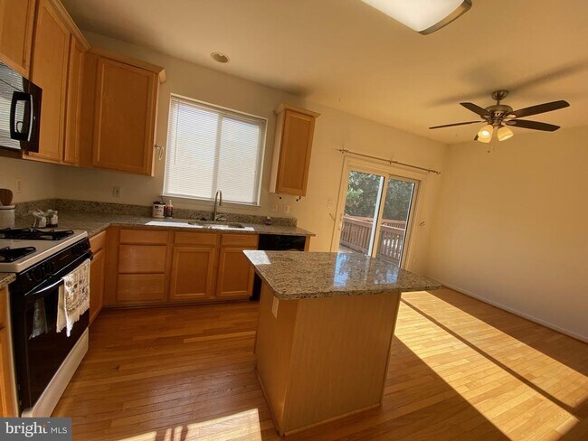 Building Photo - 13030 Park Crescent Cir