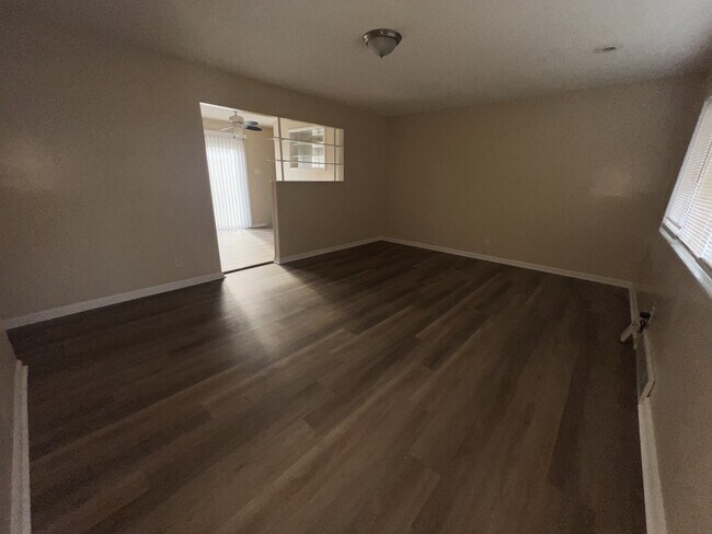 Foto del edificio - 299 Dashwood Dr