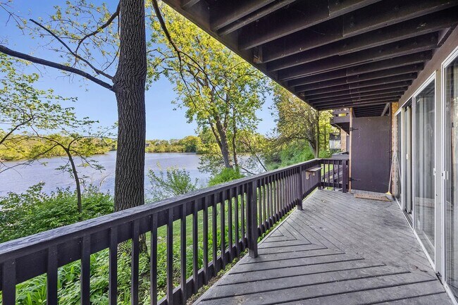 Foto del edificio - 5544 E Lake Dr