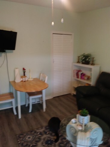 Small dining area - 8001 Formby St