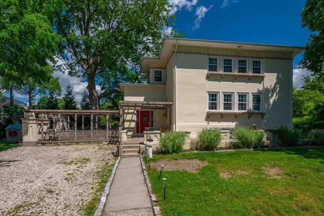 Rare Harbor Heights Rental | 4BR Colonial with Parking & Fenced Yard - Rare Harbor Heights Rental | 4BR Colonial with Parking & Fenced Yard House