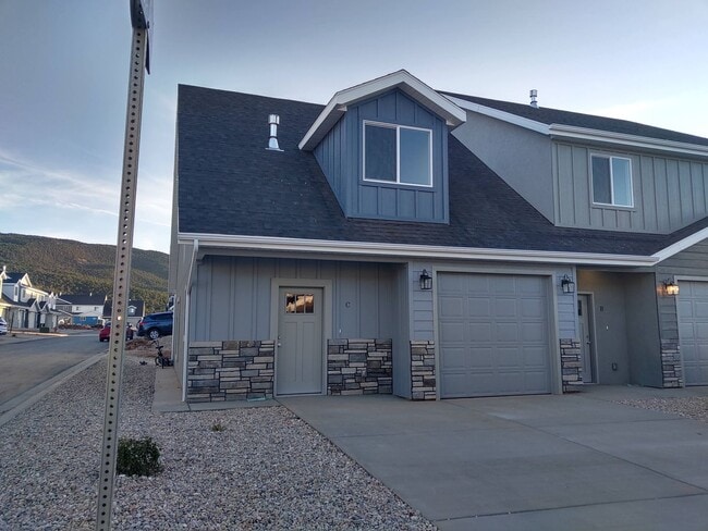 Building Photo - Cute and Spacious! Available Now! Month to Month Accepted