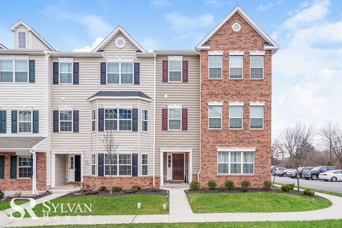 Primary Photo - ute 3BR 2.5BA Northgate Townhome for lease