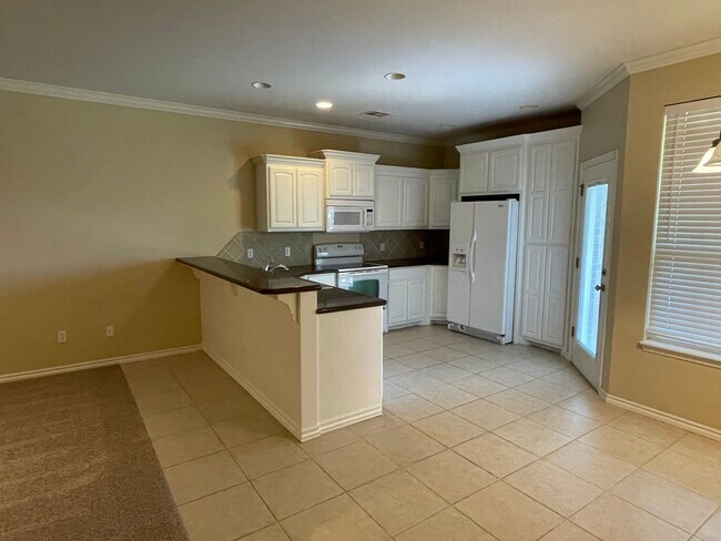 Foto del edificio - 3 Bed, 2 Bath in Surrey Hills of Yukon