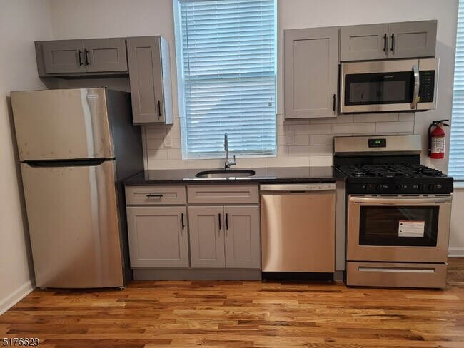 Foto del edificio - 6 E Washington Ave