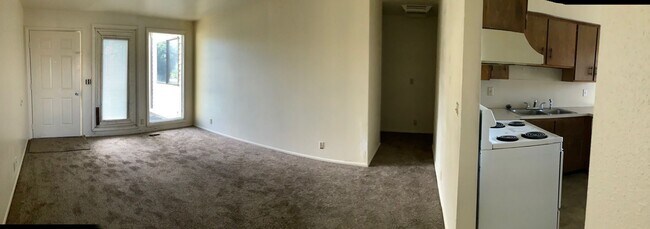 Foto del edificio - Duplex w Large Backyard + 1 car detached g...