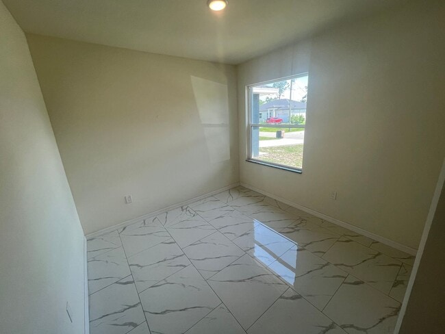 Building Photo - 3Bd / 2Ba Duplex with GARAGE