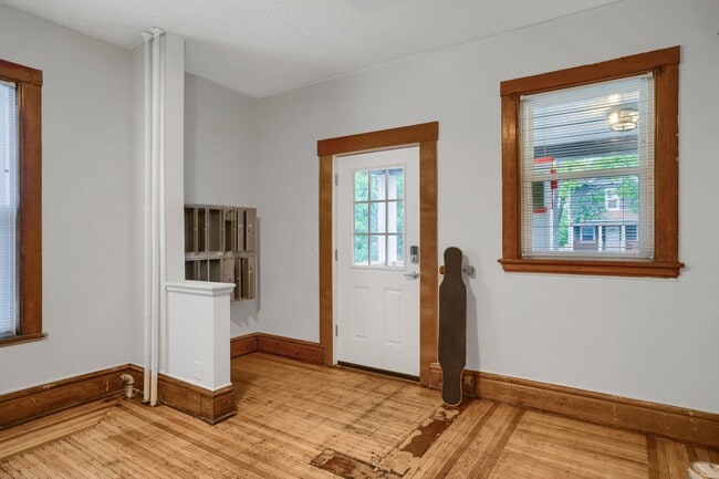 Building Photo - 12 Bedroom House less that 3 Blocks from C...