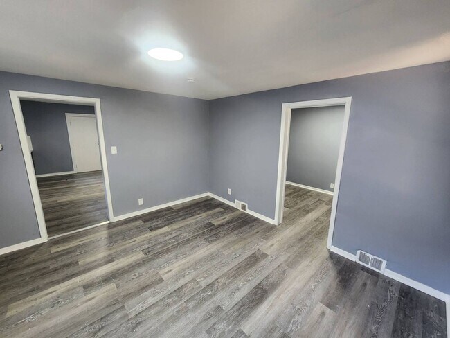 Building Photo - Charming 3-Bedroom Unit in Prime Location (SECTION 8 VOUCHERS ACCEPTED)