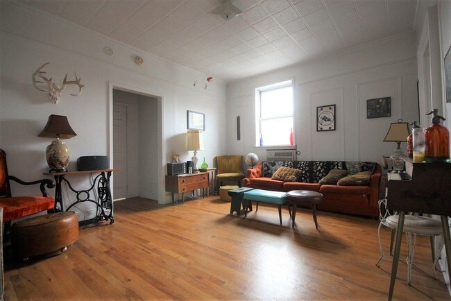 Building Photo - 303 Graham Ave