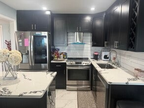 Building Photo - 4174 Inverrary Dr