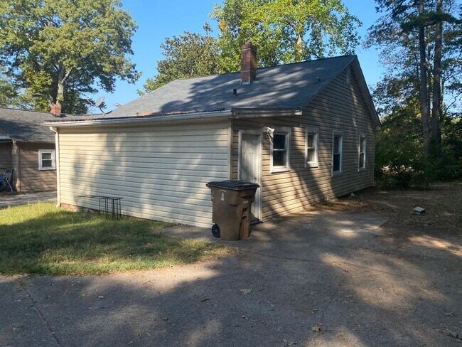 Building Photo - 2/1 walking distance to uptown Shelby