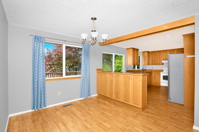 Building Photo - 4 Bedroom 3 Bath Split Level Kirkland