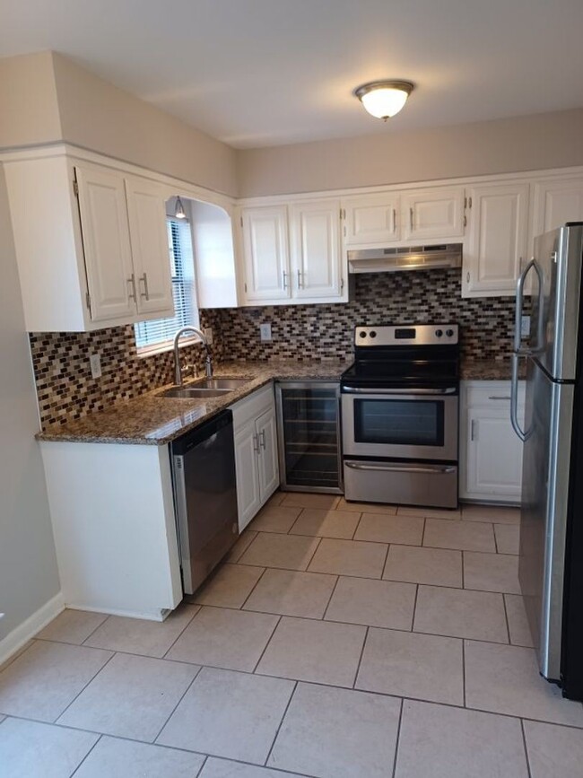 Building Photo - 3 br, 2.5 bath House - 127 Brentwood Pt.