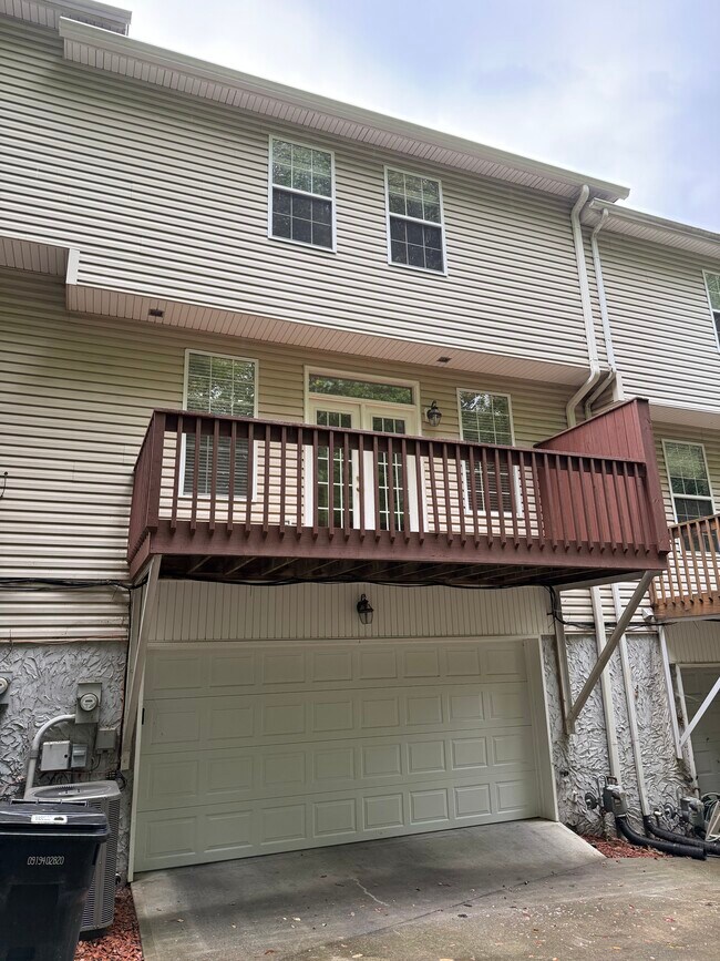 Entrada al garaje, entrada a la terraza desde el comedor, segundo dormitorio, tercer piso - 10724 Prince Albert Way